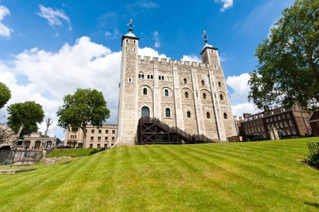 A photo showing the grounds of the Tower of London.