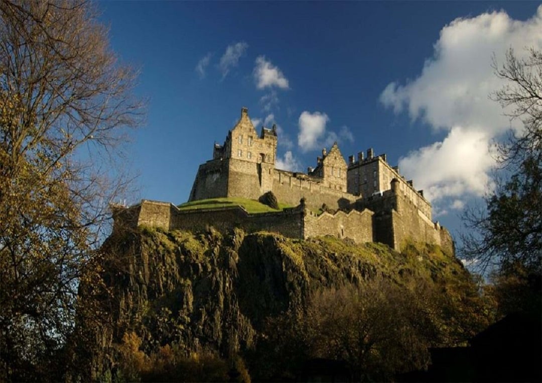 A far away photo of the exterior of Edinburgh Castle.