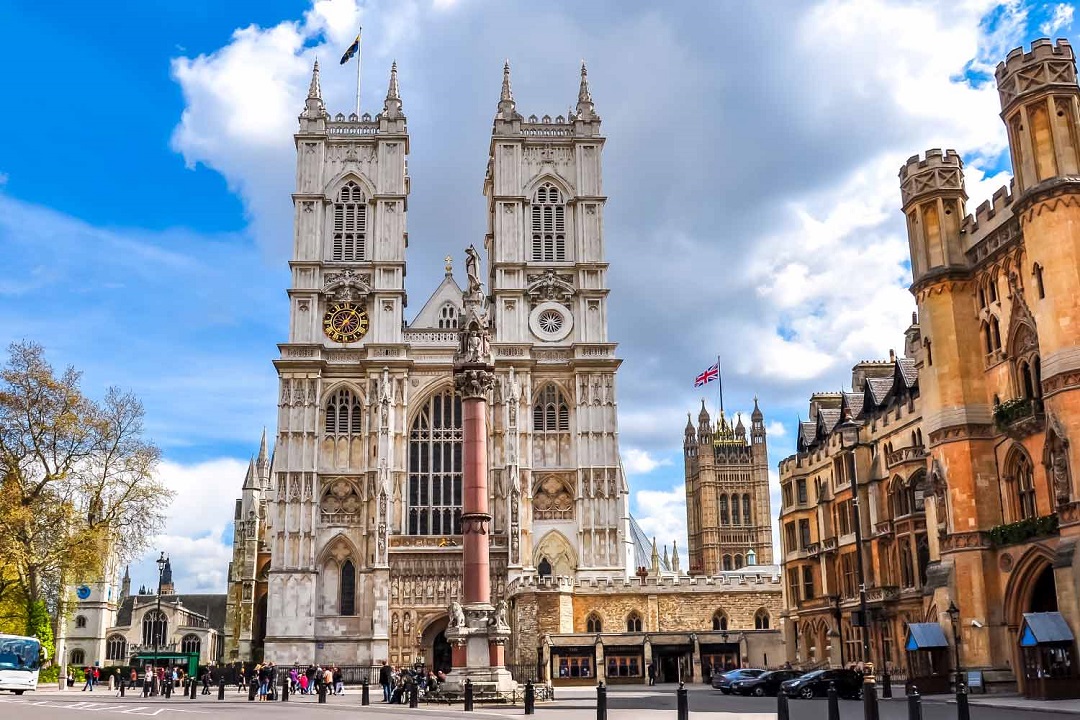 A photo of the exterior of Westminster Abbey.