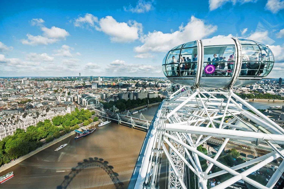A photo of the top of the London Eye.
