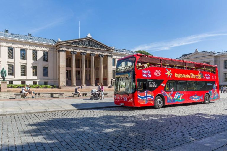 An Oslo tour passing by the University of Oslo.