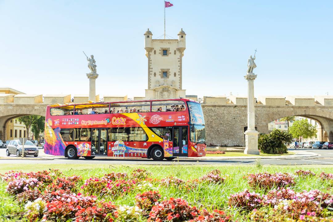 A photo showing a Cadiz bus tour.