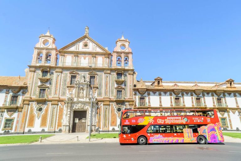 A photo of a bus tour outside of the Palacio de la Merced.