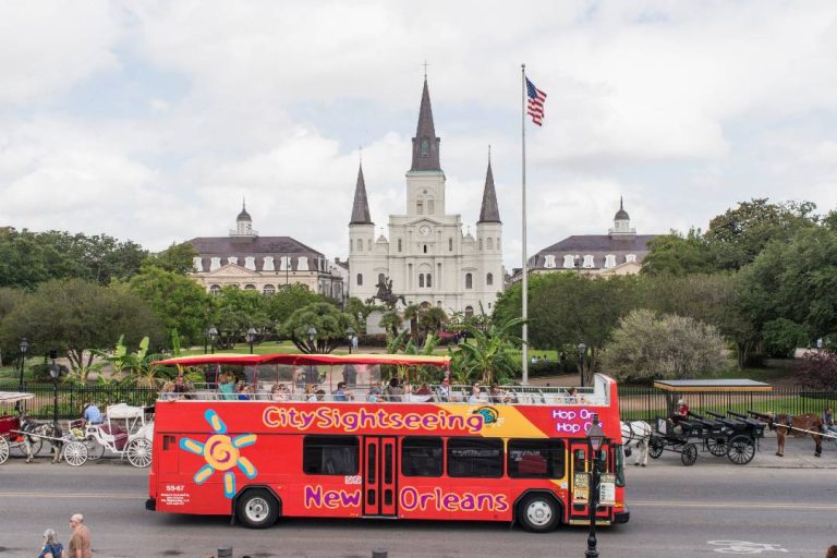 A photo of a New Orleans bus tour.