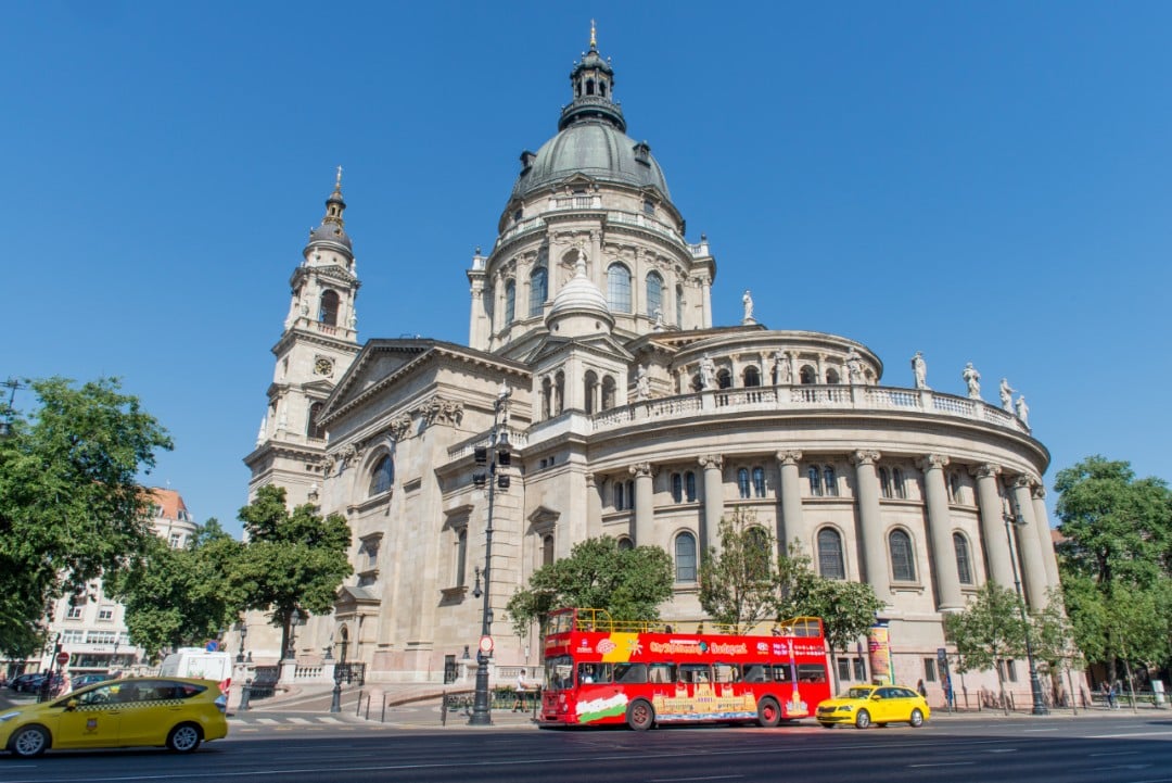 A bus tour outside of the Basilica San Esteban in Budapest.