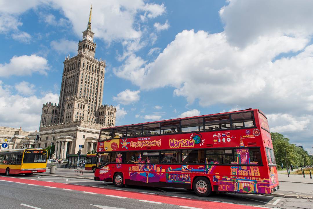 A photo of a Warsaw bus tour passing by Collegium Civitas.
