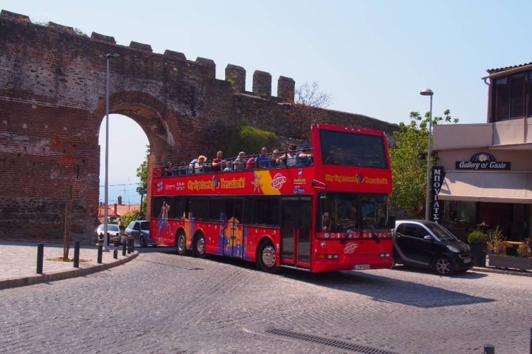 A photo of a Thessaloniki bus tour.