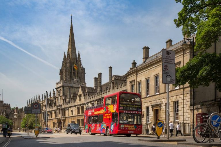 A photo of an Oxford bus tour.