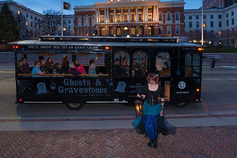 A photo of a Ghosts & Gravestones tour in Boston.