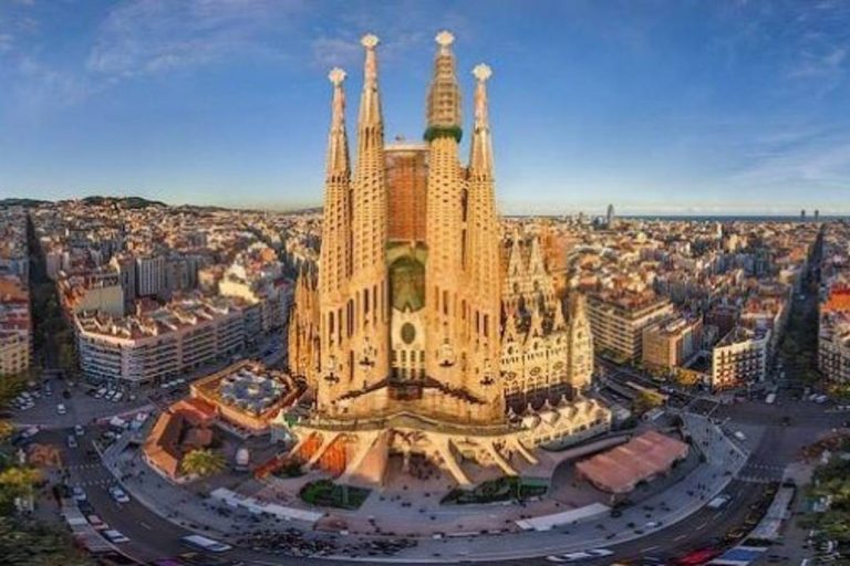 A photo of the exterior of La Sagrada Familia.